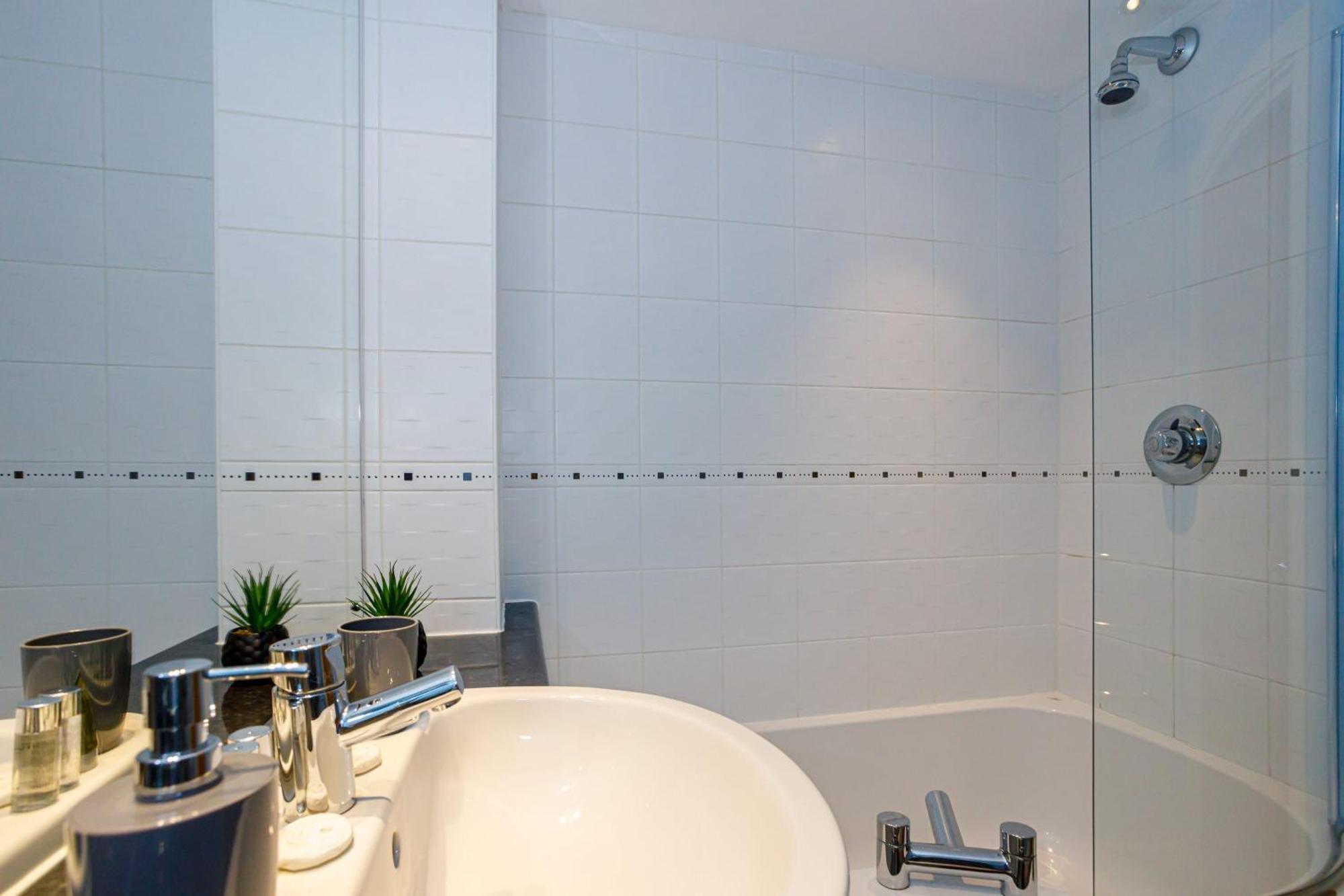 Lovely 2 Bed 2 Bathroom Apartamento *
