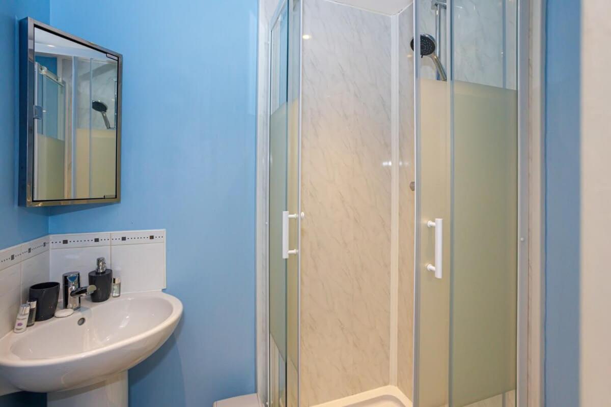 Lovely 2 Bed 2 Bathroom Apartamento *