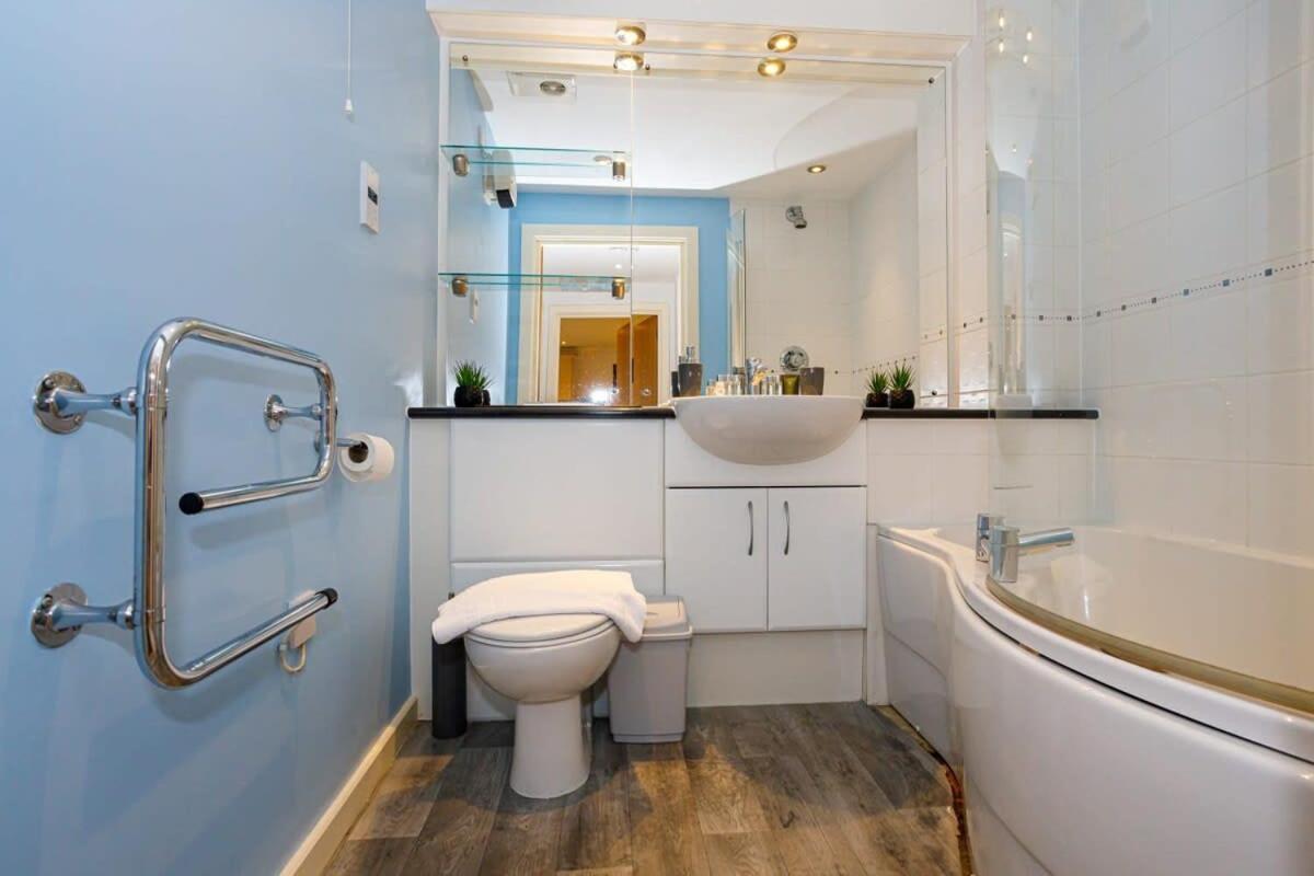 Lovely 2 Bed 2 Bathroom Apartamento *